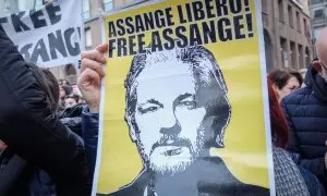 Fotografía tomada durante las protestas pro Assange en el Consulado de Milán, Italia, el pasado 20 de febrero.