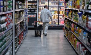 21/2/24 - Una persona hace la compra en la tienda Dia de Núñez de Balboa, a 3 de octubre de 2023, en Madrid (España).