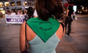 Una mujer lleva un pañuelo a favor del aborto legal en la manifestación por el Día de Acción Global por la despenalización del aborto, a 28 de septiembre de 2023, en Madrid (España).