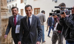 Juan Manuel Moreno Bonilla y Toni Martín, este jueves en el Parlamento de Andalucía.