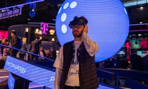 Un visitante usa una máscara de realidad virtual durante el Mobile World Congress 2023.