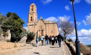 24/02/2024 - Visitants a prop de l'església del Poble Vell de Corberà d'Ebre.