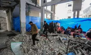 27/02/2024 Palestinos rezan en las ruinas de la mezquita de Al-Huda, destruida por los bombardeos israelíes, a 23 de febrero de 2024.