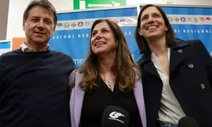 La candidata progresista en las elecciones de Cerdeña, Alessandra Todde (en el centro de la imagen), junto a líder del M5S, Giuseppe Conte, y la secretaria general del Partido Democrático, Elly Schlein.