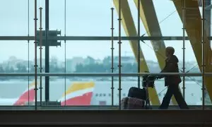 Un viajero en el Aeropuerto Adolfo Suárez-Madrid Barajas,. E.P./Jesús Hellín