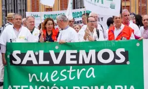 Personal de Sindicato Médico Andaluz protesta a las puertas del Palacio de San Telmo, a 17 de mayo de 2023, en Sevilla, (Andalucía, España)