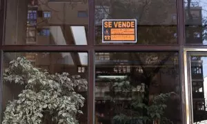 Un cartel de 'Se vende' pegado en un portal, en Madrid. E.P./Eduardo Parra