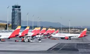 Aviones de Iberia, del grupo IAG, aparcados en las pistas del aeropuerto Adolfo Suárez Madrid-Barajas. E.P./Gustavo Valiente