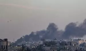 El humo se eleva tras un ataque aéreo israelí durante una operación militar en Khan Yunis, en el sur de la Franja de Gaza, el 1 de marzo de 2024.