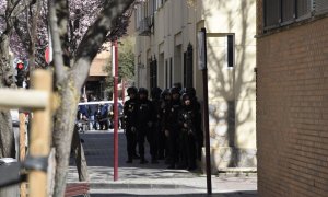 La Policía Nacional custodia la vivienda de Albacete en la que permanece atrincherado un hombre con un arma de fuego.