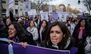 Cientos de personas durante una manifestación convocada por el Movimiento Feminista de Madrid por el 8M, Día Internacional de la Mujer, a 8 de marzo de 2023, en Madrid (España).