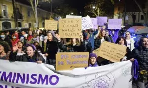 Cientos de personas protestan con carteles durante una manifestación convocada por la Plataforma Feminista Guadalajara por el 8M, Día Internacional de la Mujer, en Guadalajara, Castilla La-Mancha (España).