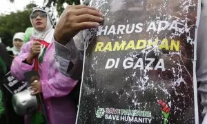 Una persona sostiene un cartel en el que se lee "Debe haber Ramadán en Gaza" durante una manifestación de apoyo a los palestinos frente a la embajada de Estados Unidos en Yakarta (Indonesia), el 09 de marzo de 2024.