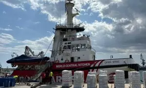 Vista del buque de OpenArms amarrado en un puerto de Chipre, listo para zarpar con toneladas de alimentos, agua y enseres esenciales a bordo para la población civil palestina, en una misión conjunta con World Central Kitchen.