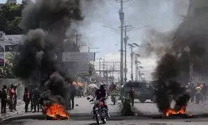 Un hombre pasa junto a una barricada en llamas durante una protesta en Puerto Príncipe (Haití) el 7 de marzo de 2024.