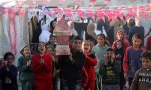 11/03/2024 Palestinos decoran las tiendas con adornos de Ramadán en Deir al-Balah, en el centro de la Franja de Gaza, a 10 de marzo de 2024.