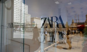 El logo de Zara, en la principal enseña de Inditex, en el escaparate de su tienda en la Plaza de España de Madrid, una de las mayores del mundo. REUTERS/Juan Medina