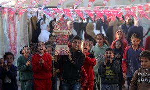 Niños palestinos decoran las tiendas de campaña para el inicio del Ramadán.