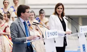 El alcalde de Madrid, José Luis Martínez-Almeida, y la alcaldesa de Valencia, María José Catalá, intervienen antes de la mascletà madrileña, en el Palacio de Cibeles, a 18 de febrero de 2024, en Madrid