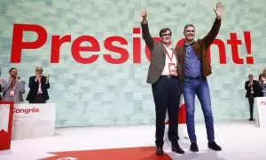 El presidente del Gobierno, Pedro Sánchez (d) , y el primer secretario del PSC, Salvador Illa (i), saludan durante la clausura del XV Congreso de los socialistas catalanes, celebrado el fin de semana en Barcelona.