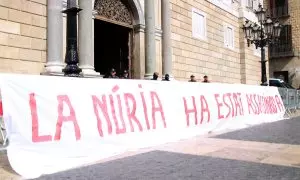 Una pancarta a les portes de la Generalitat recorda l'assassinat de la cuinera a la presó de Mas d'Enric