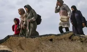 Mujeres y niños cruzan del norte al sur de Gaza por la carretera Al Rashid, Franja de Gaza, a 21 de marzo de 2024.