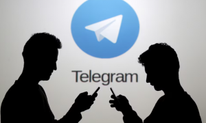 Dos hombres, junto al logo de Telegram.