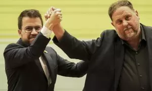 El presidente de la Generalitat, Pere Aragonés (i) y el presidente de ERC Oriol Junqueras (d) durante el primer mitin de ERC tras el adelanto electoral el 16 de marzo de 2024.