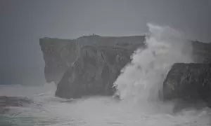 Vista de los acantilados de Pría, en Llanes, Asturias, durante un temporal, en una foto de archivo