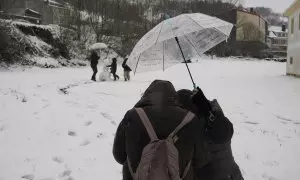 Varias personas se divierten con la nieve este jueves, tras una nevada en Pedrafita do Cebreiro (Lugo), a 28 de marzo de 2024.