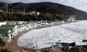 31/03/2024 - L'aigua arribant a les casetes del poble de Garraf, a Sitges.