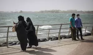01/04/2024 Mujeres saudíes se hacen una foto de recuerdo en la cornisa de Jeddah, a 12 de febrero de 2018.