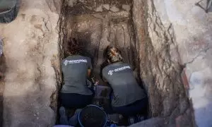 Arqueólogos y miembros de la Sociedad de Ciencias Aranzadi durante los trabajos de exhumación de víctimas civiles de la Guerra Civil, en una fosa común del cementerio parroquial de Colmenar Viejo, a 26 de agosto de 2022