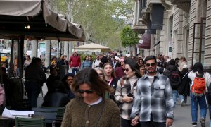 Turistes passejant pel passeig de Gràcia de Barcelona durant les vacances de Setmana Santa