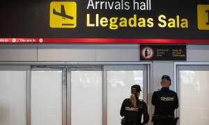 Dos agentes de la Policía Nacional en la puerta de llegadas de la terminal T1 del Aeropuerto Adolfo Suárez Madrid Barajas ante la llegada del expresidente de la Real Federación Española de Fútbol (RFEF), a 3 de abril de 2024.