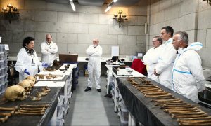 Pedro Sánchez visita los trabajos del laboratorio forense en el Valle de Cuelgamuros