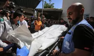 04/04/2024 Médicos y personal de la ONU sacan del hospital Abu Youssef Al-Najjar, el cadáver de uno de los miembros del grupo de ayuda World Central Kitchen.