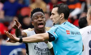 El jugador del Real Madrid, Vinicius Junior, protesta ante el árbitro durante un encuentro.