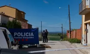 Agentes de los Mossos d'Esquadra trabajan en el lugar de los hechos, a 3 de abril de 2024, en Bellcaire d'Empordà, Girona, Catalunya, (España).