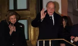 Los reyes Juan Carlos y Sofía salen del restaurante donde se ha celebrado una cena, a 15 de enero de 2023, en Atenas.