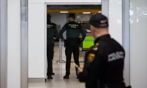 Dos agentes de la Guardia Civil en la puerta de llegadas de la terminal T1 del Aeropuerto Adolfo Suárez Madrid Barajas, a 3 de abril de 2024, en Madrid (España).