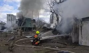Un bombero trabaja en el lugar de un ataque aéreo ruso, en medio del ataque de Rusia a Ucrania, en Járkov (Ucrania) el 7 de abril de 2024.