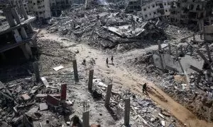Varios edificios destruidos junto al Hospital al-Shifa, a 2 de abril de 2024