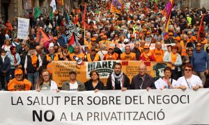 Unes 2.500 persones es manifesten a Barcelona a favor de la sanitat pública.