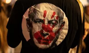 Un manifestante israelí lleva una camiseta de Benjamin Netanyahu con una mano sangrienta durante una protesta contra su gobierno, a 6 de abril de 2024.
