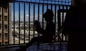 Fotografía de archivo de una niña jugando con un peluche.