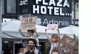 Dos niños con carteles, participan en una concentración feminista en la Plaza de la Candelaria en repulsa por "todos los feminicidios", a 11 de junio de 2021, en Santa Cruz de Tenerife, Tenerife, Islas Canarias (España).