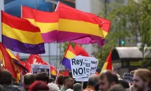Decenas de personas durante una protesta por la Tercera República en Madrid, a 14 de abril de 2023.