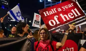 Manifestantes protestan contra el gobierno de Netanyahu en Tel Aviv, a 6 de abril de 2024.