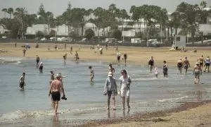 Turistas combaten el calor en las playas en Puerto del Carmen, en Lanzarote, a 13 de abril de 2024.